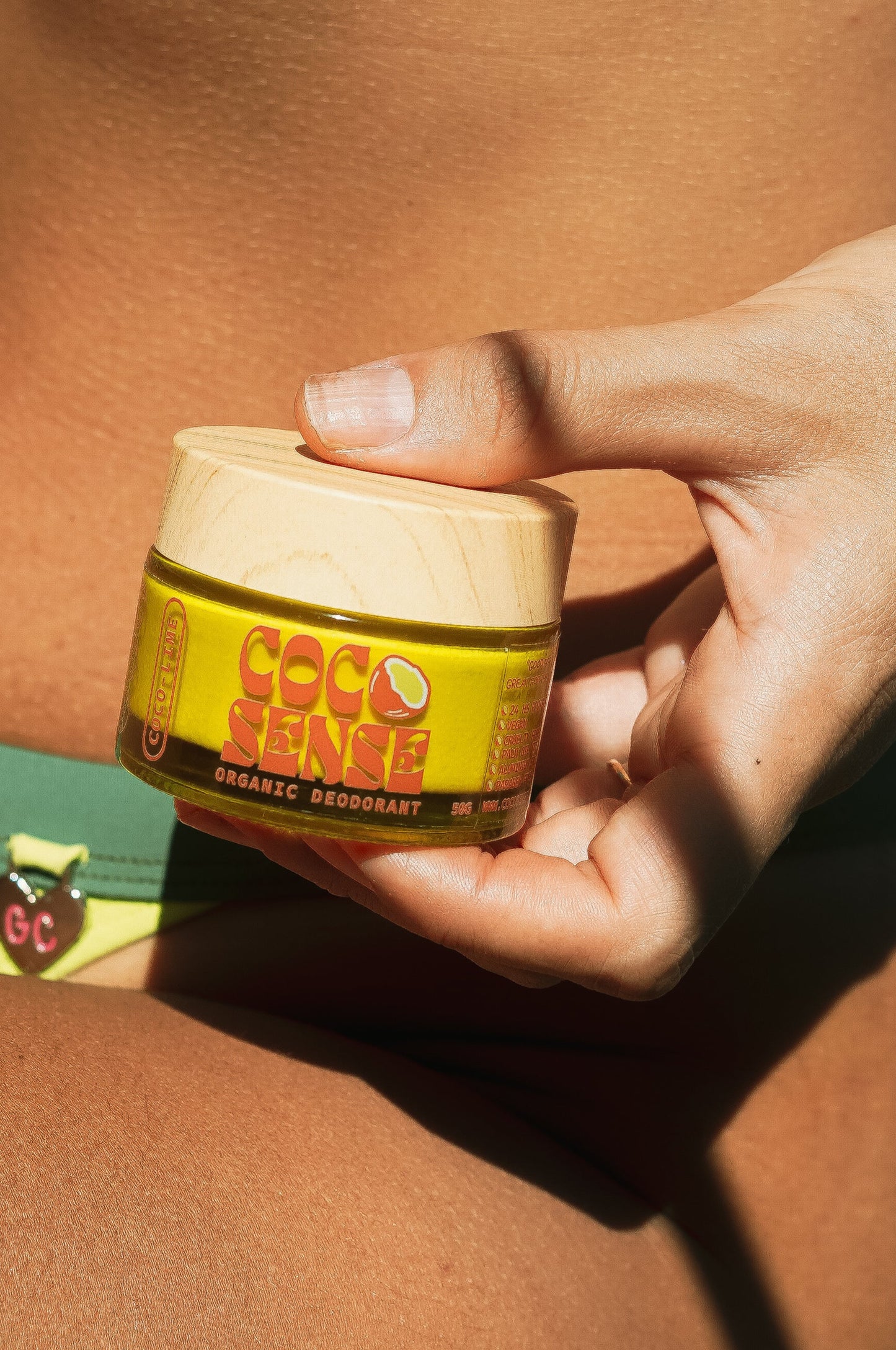Natural aluminum-free deodorant with a coconut scent, ideal for sensitive skin