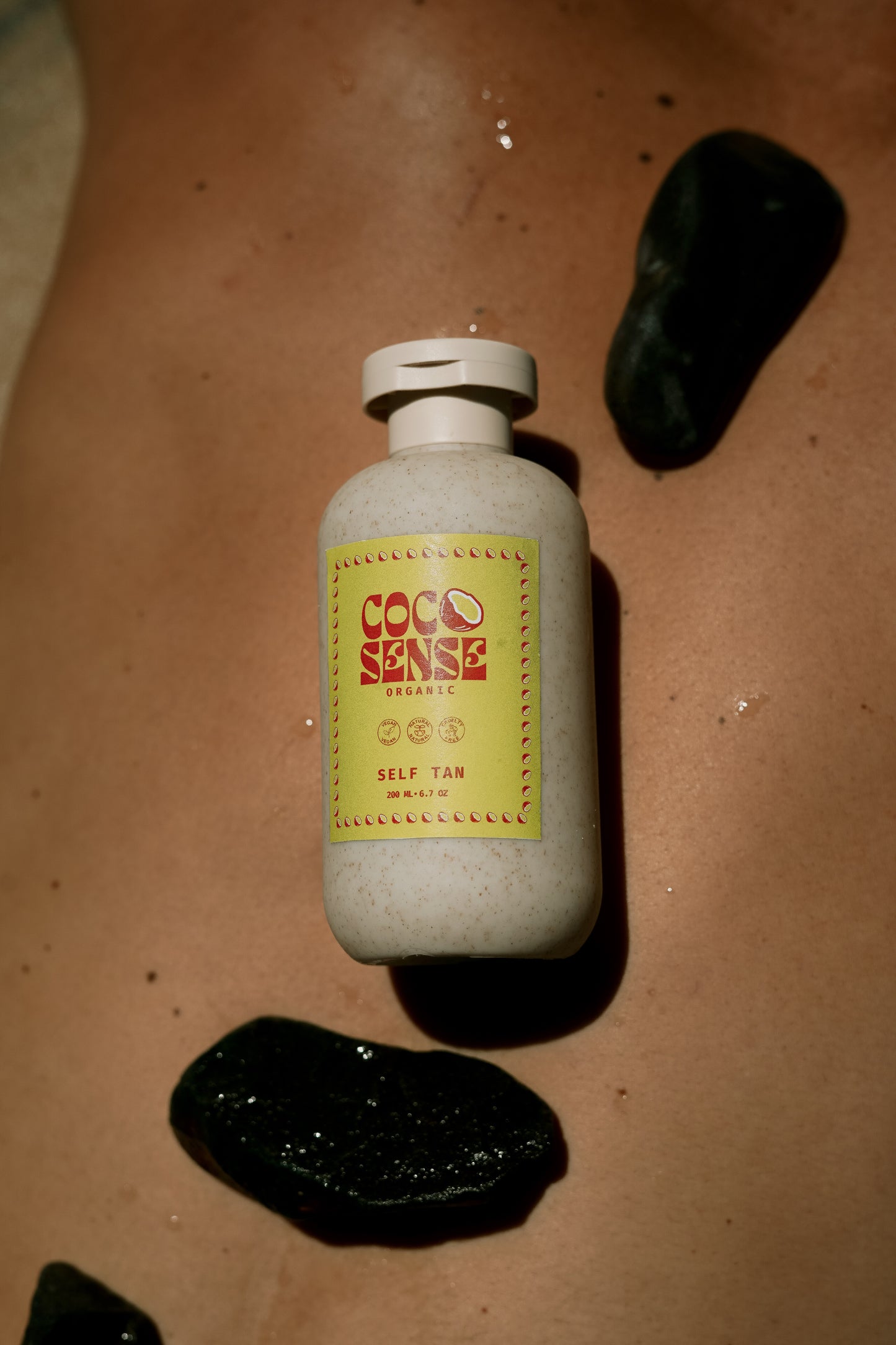 Vegan self tanning mousse with coconut scent and streak-free formula