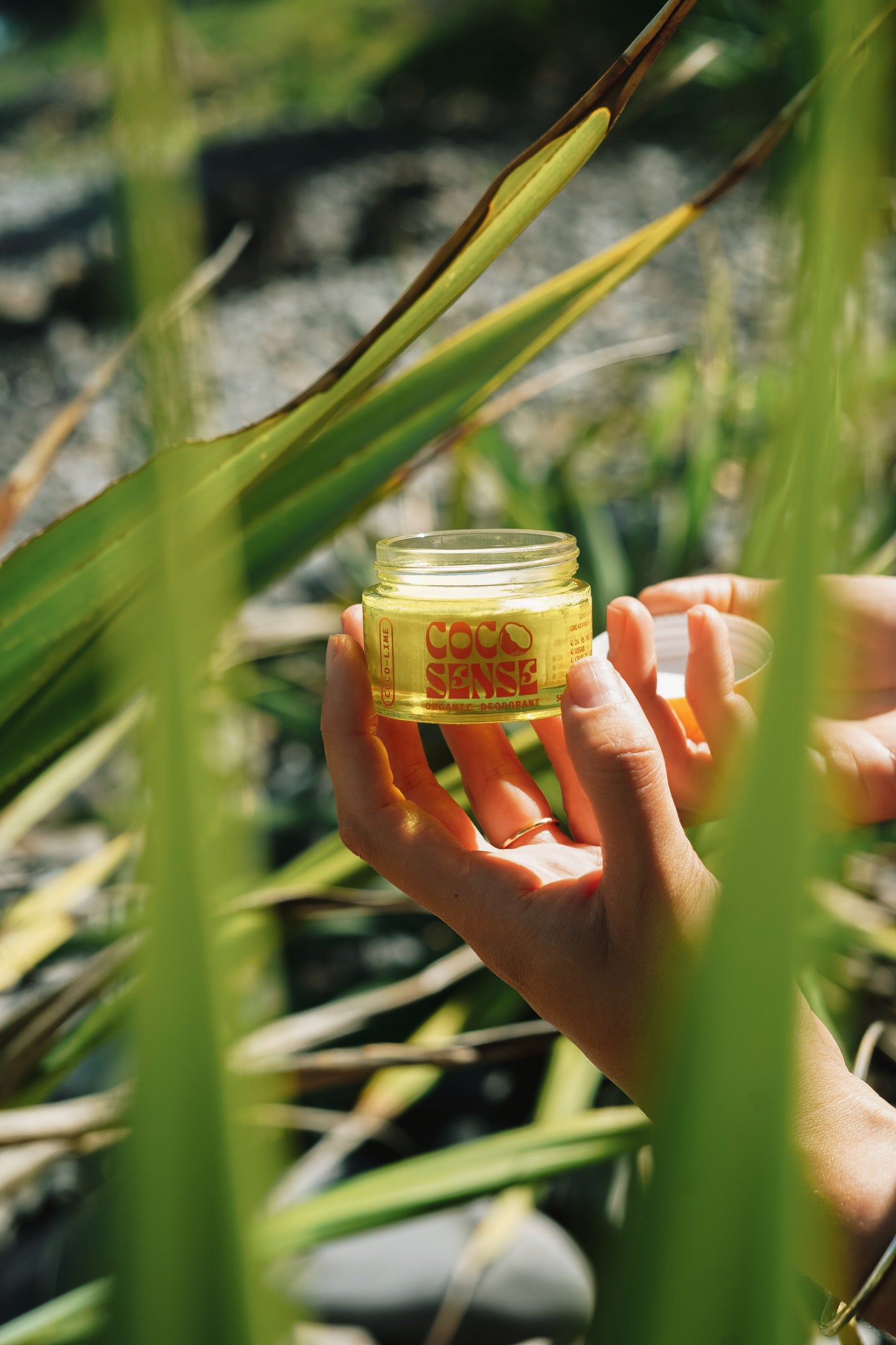 Natural aluminum-free deodorant with a coconut scent, ideal for sensitive skin